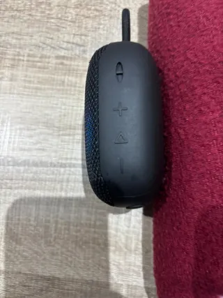 Altavoz Bluetooth mojable NewRixing Tipo C LED