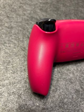 Mando PS5 Cosmic Red con joysticks magnéticos
