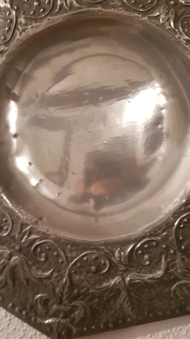 Bandeja estaño poliédrica adornos relieve