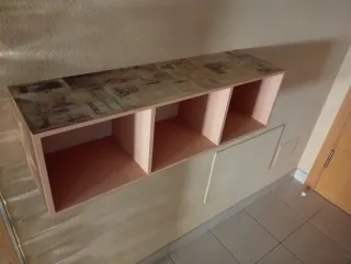 Mueble recibidor estantería decorada