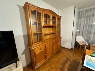 Aparador clásico de madera con vitrinas de cristal