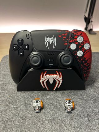 Mando PS5 Spider-Man con joysticks magnéticos