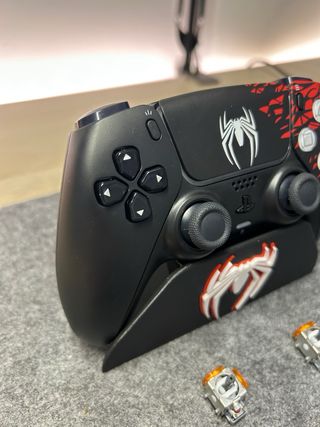 Mando PS5 Spider-Man con joysticks magnéticos