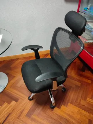 Mesa de ordenador blanca y silla regulable