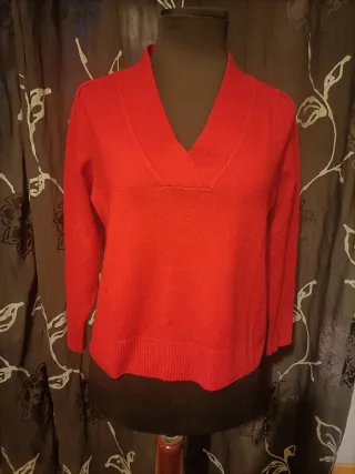 Jersey rojo cuello pico