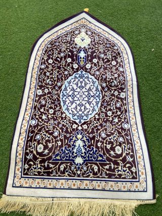 Alfombra de rezo con diseño floral