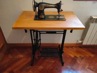 Máquina de coser Singer antigua con mueble