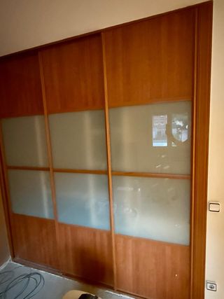 Frentes de armario empotrado madera y cristal
