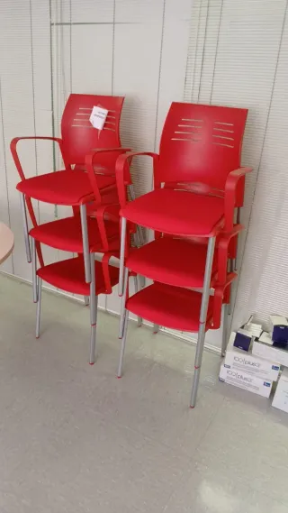 Sillas confidente apilables rojas