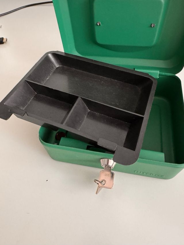 Cofre verde com chave