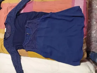 Dos blusas azules con transparencias