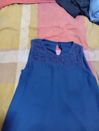 Dos blusas azules con transparencias