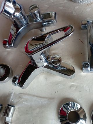 3 Grifos de bañera y 1 de lavabo