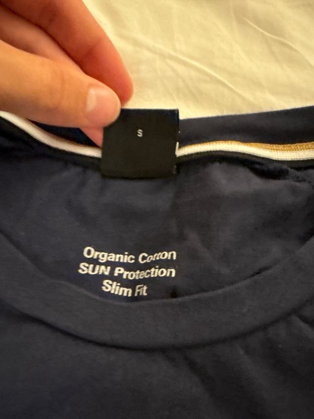 Camiseta BOSS azul con logo