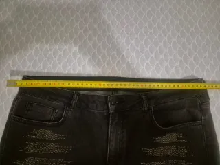 Pantalón vaquero gris/negro con pedrería