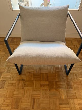 Poltrona singola in grigio con ferro nero. 
