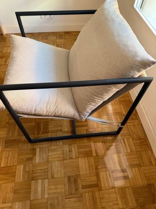 Poltrona singola in grigio con ferro nero. 
