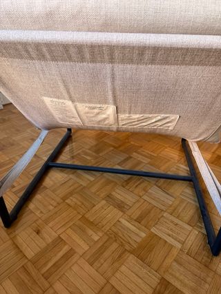 Poltrona singola in grigio con ferro nero. 
