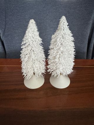 2 alberi di Natale bianchi innevati