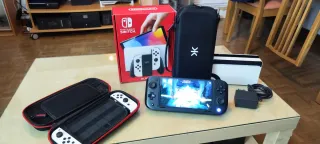 Nintendo Switch OLED bianco e nero