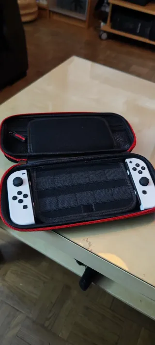 Nintendo Switch OLED bianco e nero