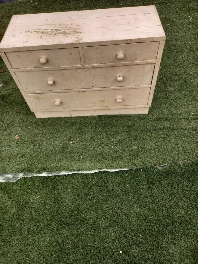 Cómoda de madera beige con cajones