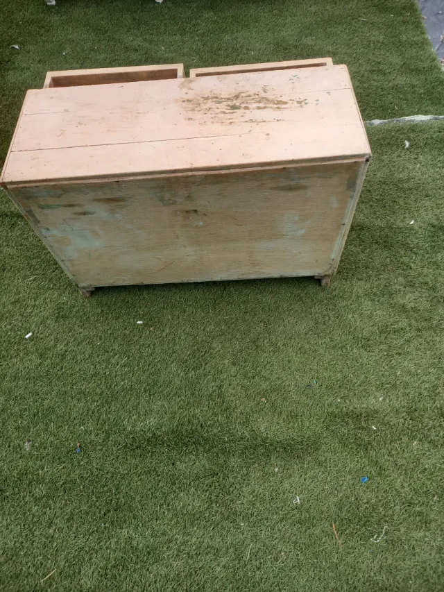 Cómoda de madera beige con cajones