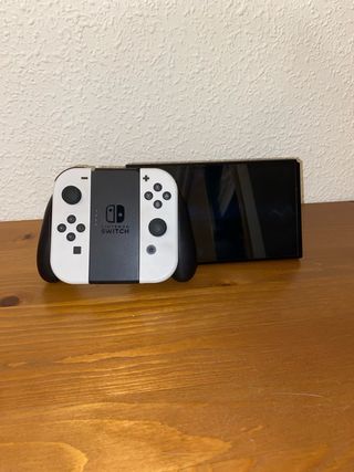 Nintendo Switch OLED bianco e nero