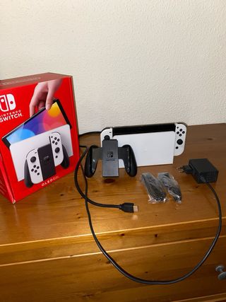 Nintendo Switch OLED bianco e nero