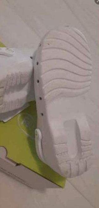Zuecos blancos nuevos