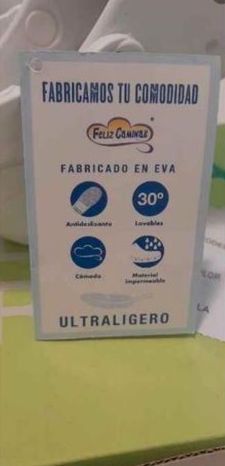 Zuecos blancos nuevos