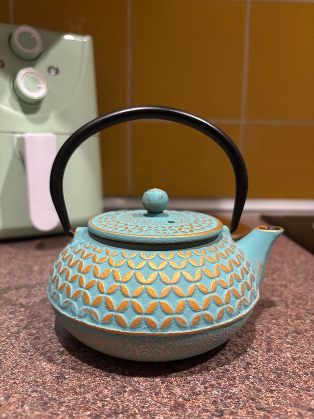 Tetera de hierro forjado con diseño