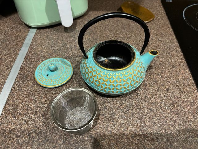 Tetera de hierro forjado con diseño