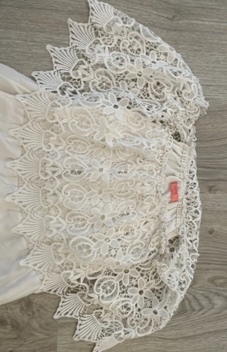Vestido blanco boho con encaje floral