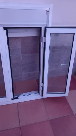 Ventana aluminio blanca climalit y persiana
