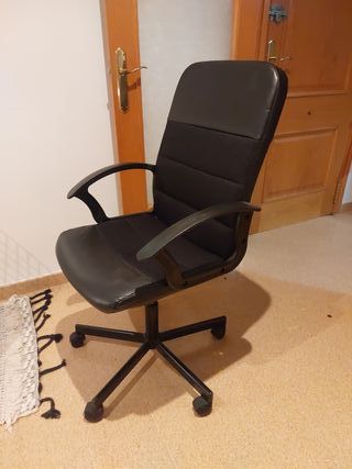 Silla de oficina negra con ruedas