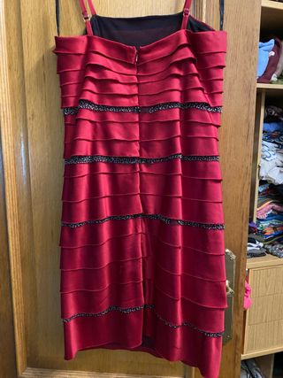 Vestido de fiesta granate con volantes