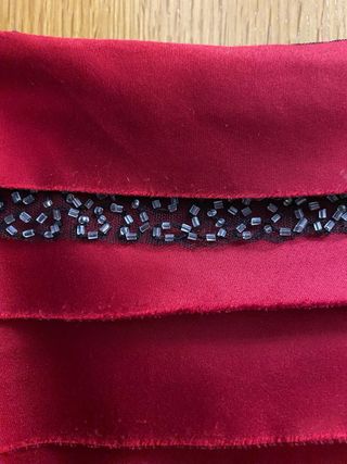 Vestido de fiesta granate con volantes