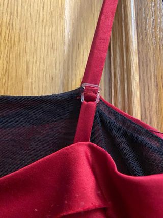 Vestido de fiesta granate con volantes