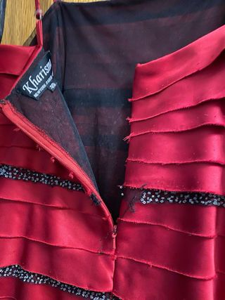 Vestido de fiesta granate con volantes