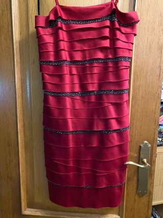 Vestido de fiesta granate con volantes