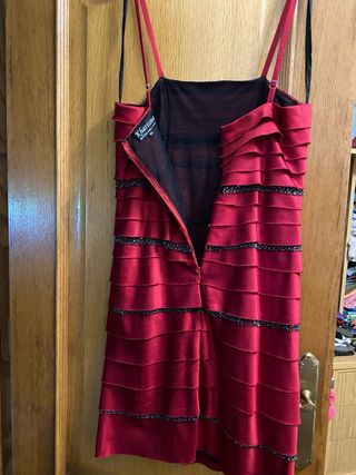 Vestido de fiesta granate con volantes