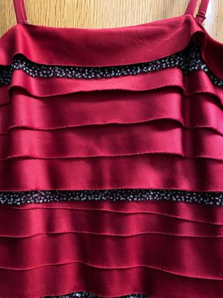 Vestido de fiesta granate con volantes