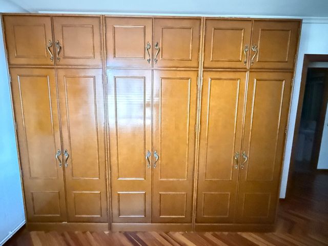 Armario de madera para dormitorio