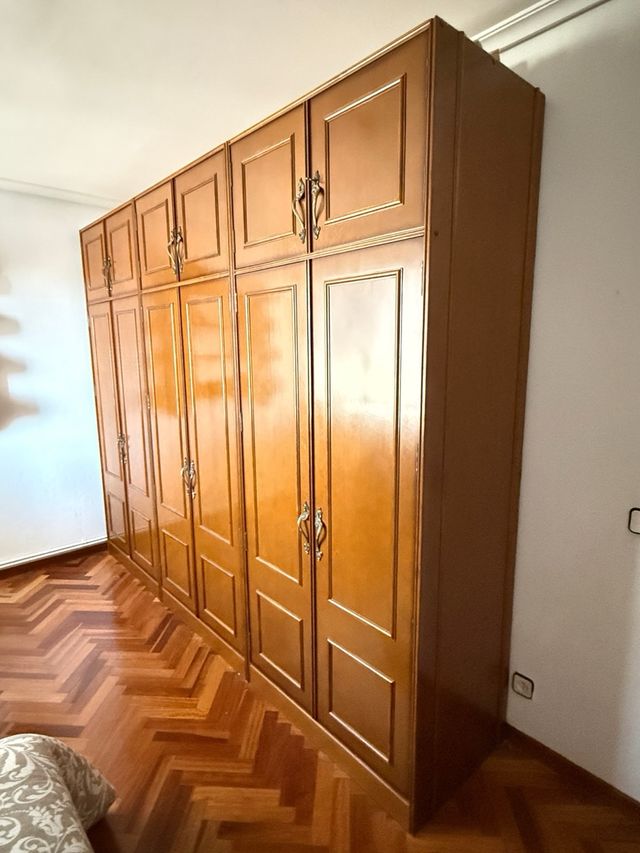 Armario de madera para dormitorio
