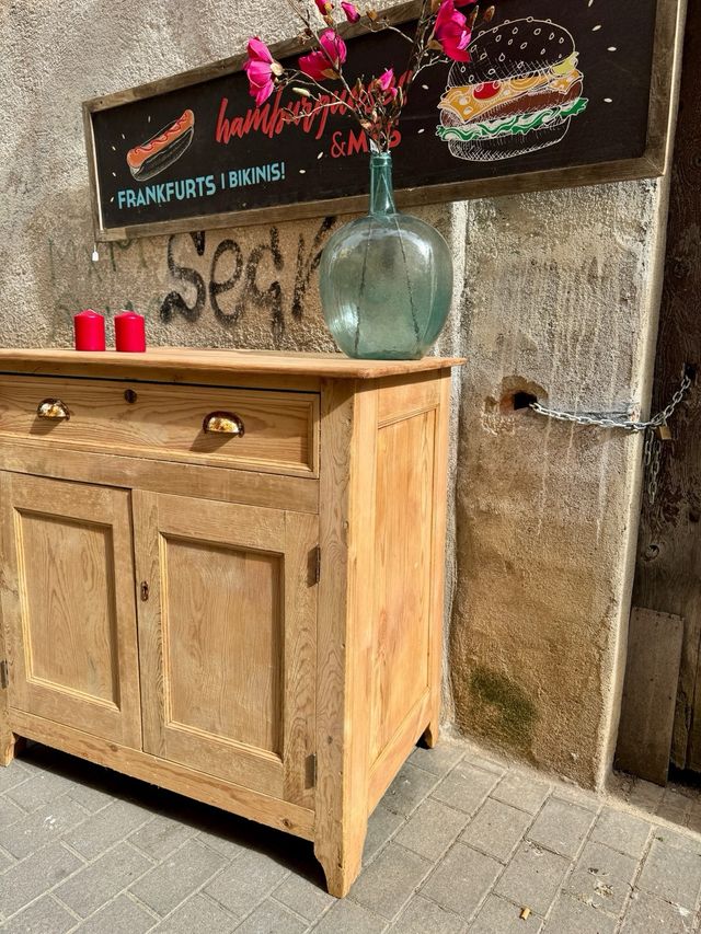 Mostrador antiguo de masía restaurado. Isla cocina
