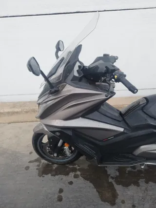 Kymco AK-550 Impecable