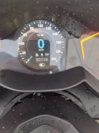 Kymco AK-550 Impecable