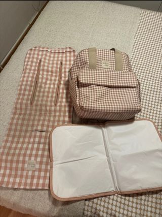 Mochila y funda para cochecito a cuadros
