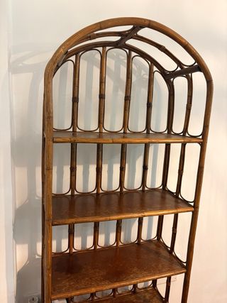Estantería vintage de ratán y madera.